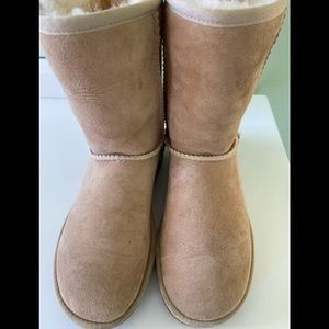 Ugg Classic Short Boots!! Size 5, ladies…Sand!!